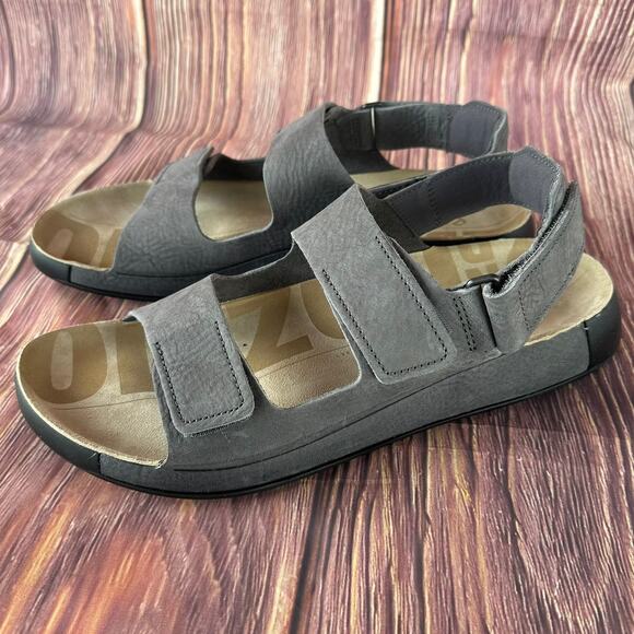 New ECCO Men's Cozmo Three Band Ankle Sandal, Titanium, 11 - Picture 1 of 13